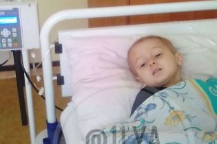 Величезна пухлина уразила маленьке тіло Іллюші