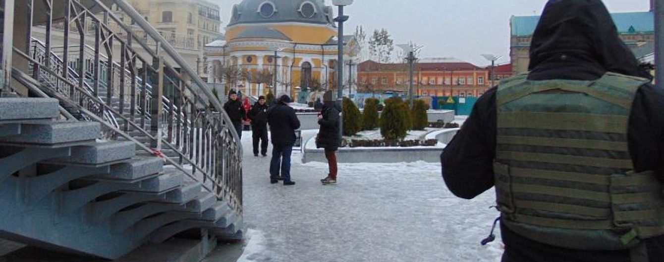 У центрі Києва чоловіка прикували наручниками до поручнів та пограбували