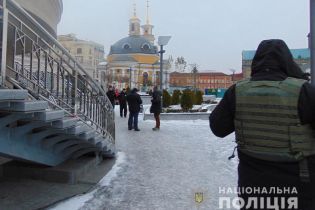У центрі Києва чоловіка прикували наручниками до поручнів та пограбували