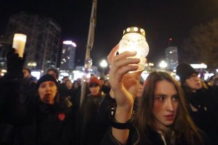 "Стоп ненависть". У Польщі тисячі людей вшановують пам'ять загиблого мера Гданська