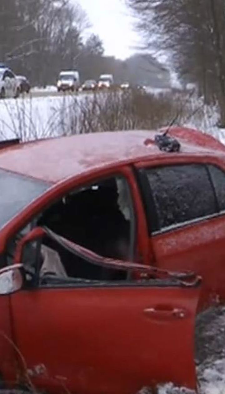 На Дніпропетровщині через сильний снігопад на шляхах позастрягали легковики та вантажівки