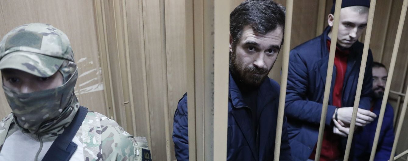 "Требуем немедленного освобождения". На суд к украинским морякам приехали дипломаты из ЕС и США