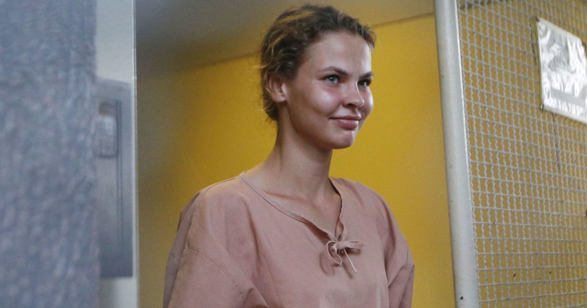 Скандальна Рибка розповіла, що їй чиновники РФ пропонують "великі гроші" за особисту зустріч