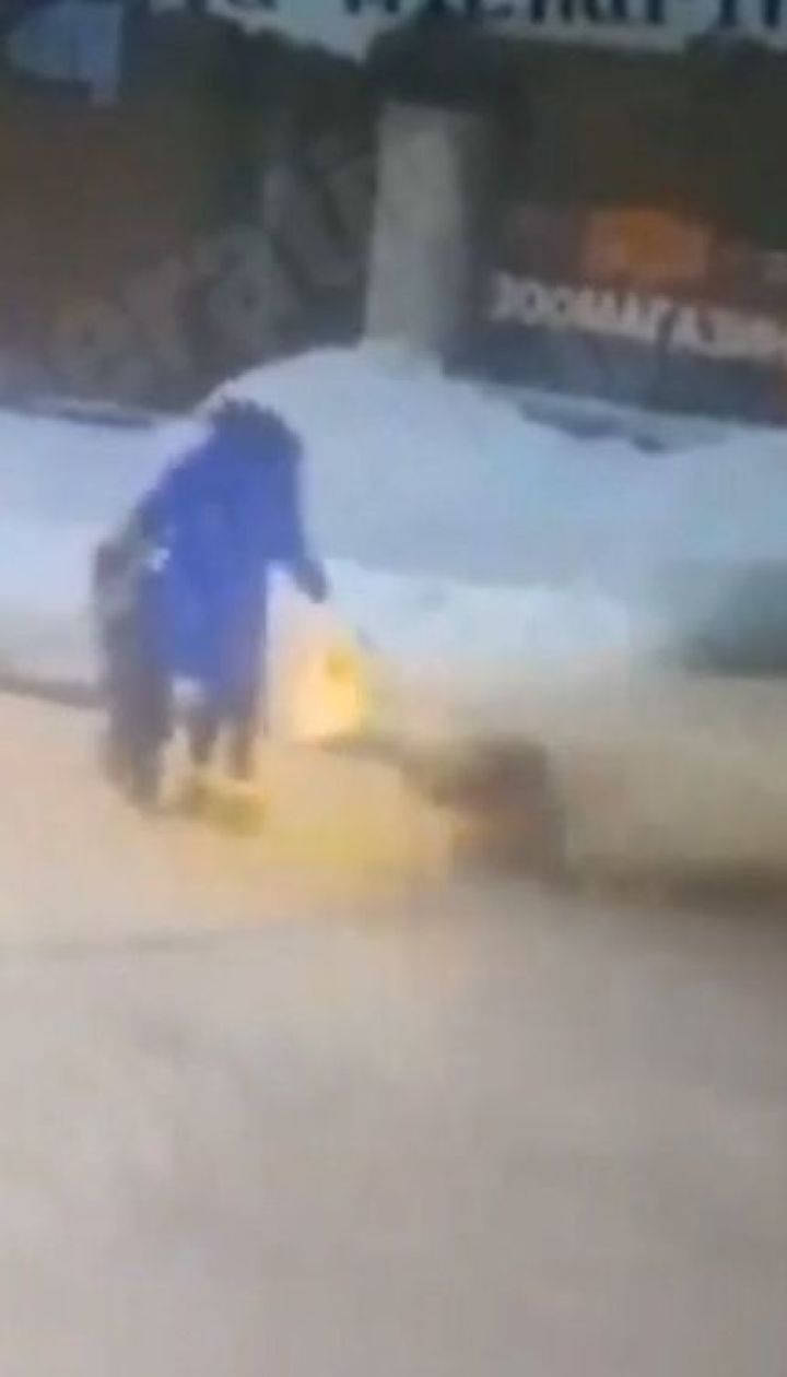 В Вишневом ВАЗ сбил женщину с маленьким ребенком, но они остались невредимыми