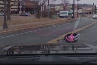 У США з машини просто під колеса іншим автівкам випало автокрісло з дитиною