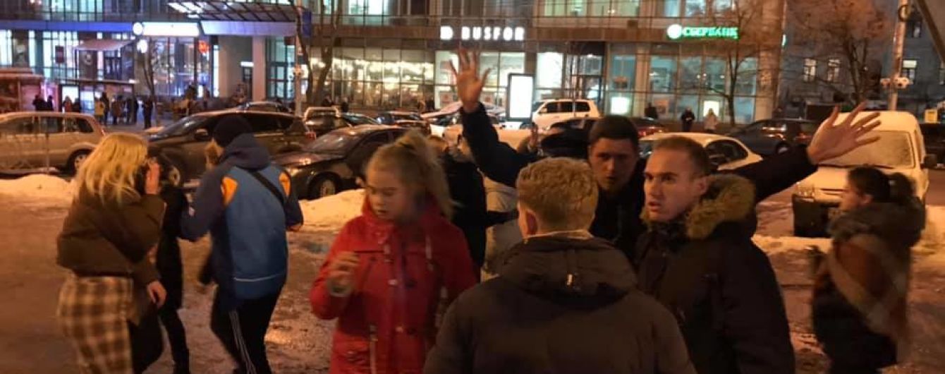 У центрі Києва зграя підлітків по-звірячому побила чоловіка
