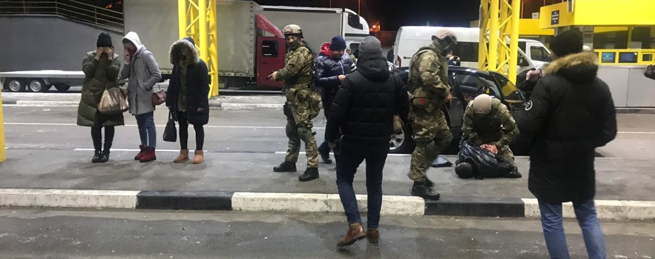 На кордоні з Польщею затримали торговців людьми під час спроби вивезення жінок