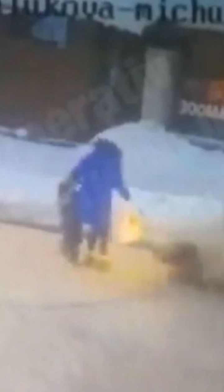 У Вишневому ВАЗ збив жінку з маленькою дитиною, та вони залишились неушкодженими