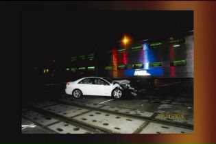 У США 96-річна жінка на Lincoln влаштувала аварію з поїздом