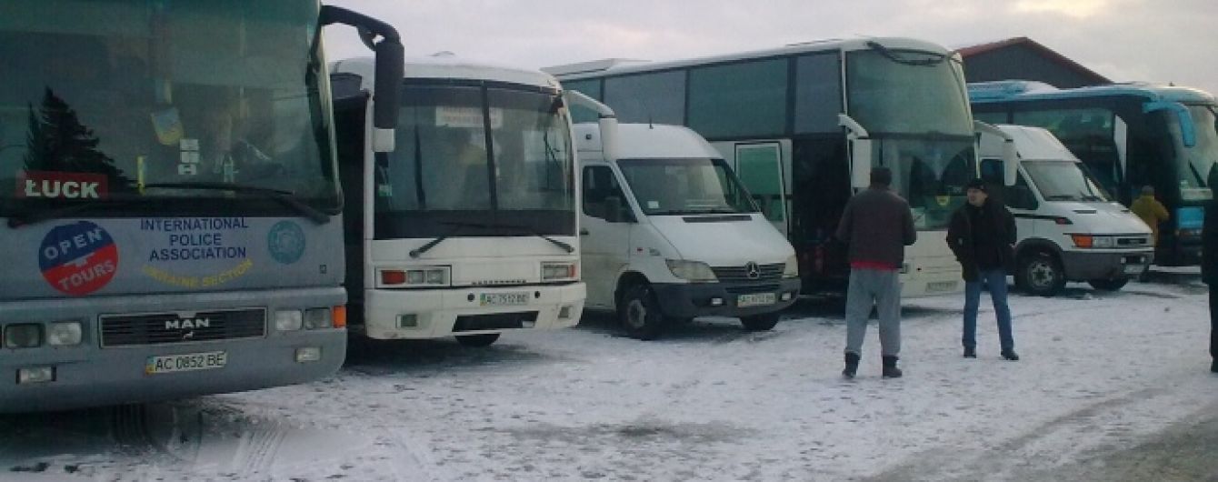 На зустріч з президентом мешканців Волині масово звозили автобусами - мережа ОПОРА