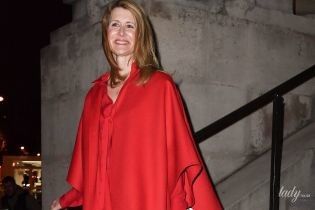 Total red look: эффектная Лора Дерн на показе Valentino в Париже