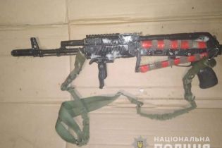 На Киевщине мужчина стрелял из автомата в сторону своего соперника из ревности