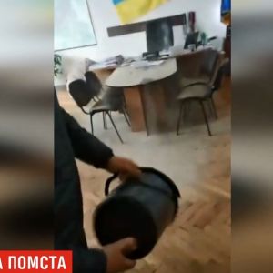 Помста чиновникам: у Житомирі активісти засипали піском мерію через ожеледь на тротуарах