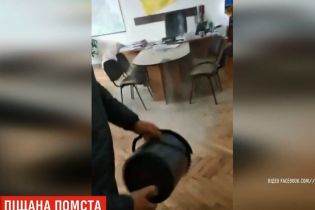 Помста чиновникам: у Житомирі активісти засипали піском мерію через ожеледь на тротуарах