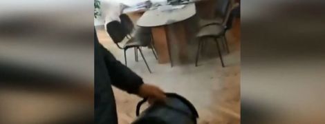 Помста чиновникам: у Житомирі активісти засипали піском мерію через ожеледь на тротуарах