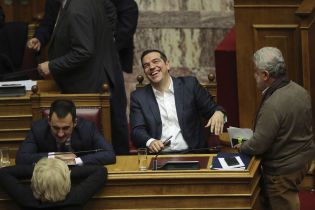 Кризис из-за нового названия Македонии: греческий парламент не смог выразить недоверие премьеру Ципрасу