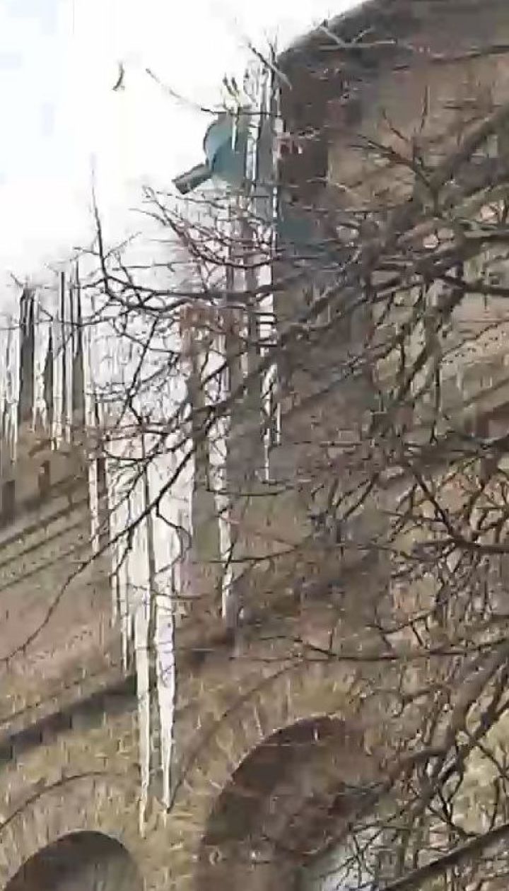 Киян попереджають про можливе падіння криги та снігу з дахів будинків