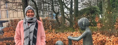 Катерина Осадча без макіяжу у рожевій шубці побувала на батьківщині Lego