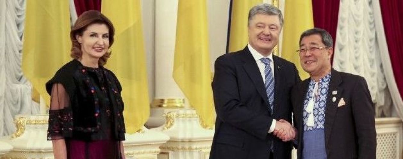 Битва образов Марины Порошенко: платье с вышивкой vs жемчужное платье