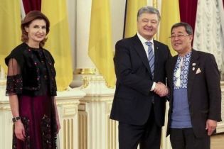 Битва образов Марины Порошенко: платье с вышивкой vs жемчужное платье