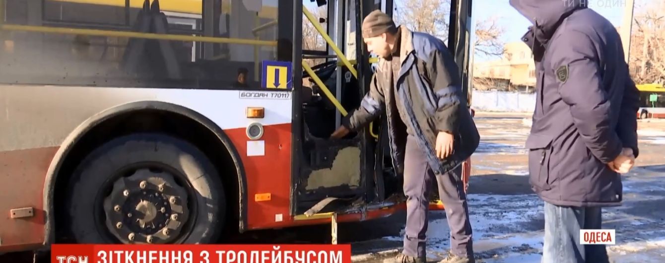 ДТП з іскрами: в Одесі студент на іномарці "вибив" тролейбус з дороги на тротуар