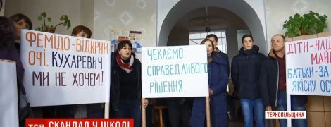 Затяжний конфлікт у школі Почаєва: звільнена директорка хоче відсудити півмільйона гривень