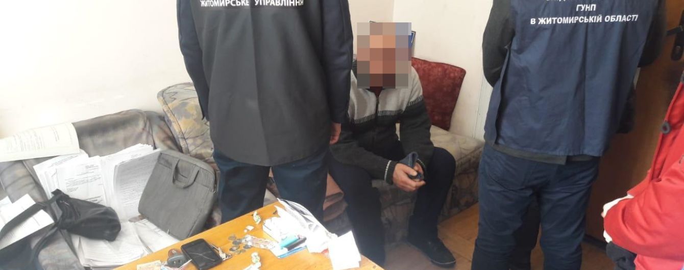 У Житомирі затримали чоловіка, який намагався за 1000 доларів підкупити поліцейського