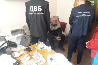 В Житомире задержали мужчину, который пытался за 1000 долларов подкупить полицейского