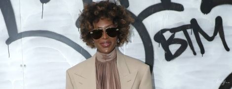 Худая и с кудрями: Наоми Кэмпбелл посетила шоу Louis Vuitton в Париже
