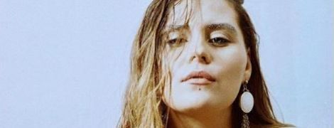 Пишна солістка KAZKA на курорті оголила стегно з татуюванням