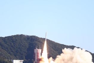 Япония запустила в космос ракету с 13 спутниками