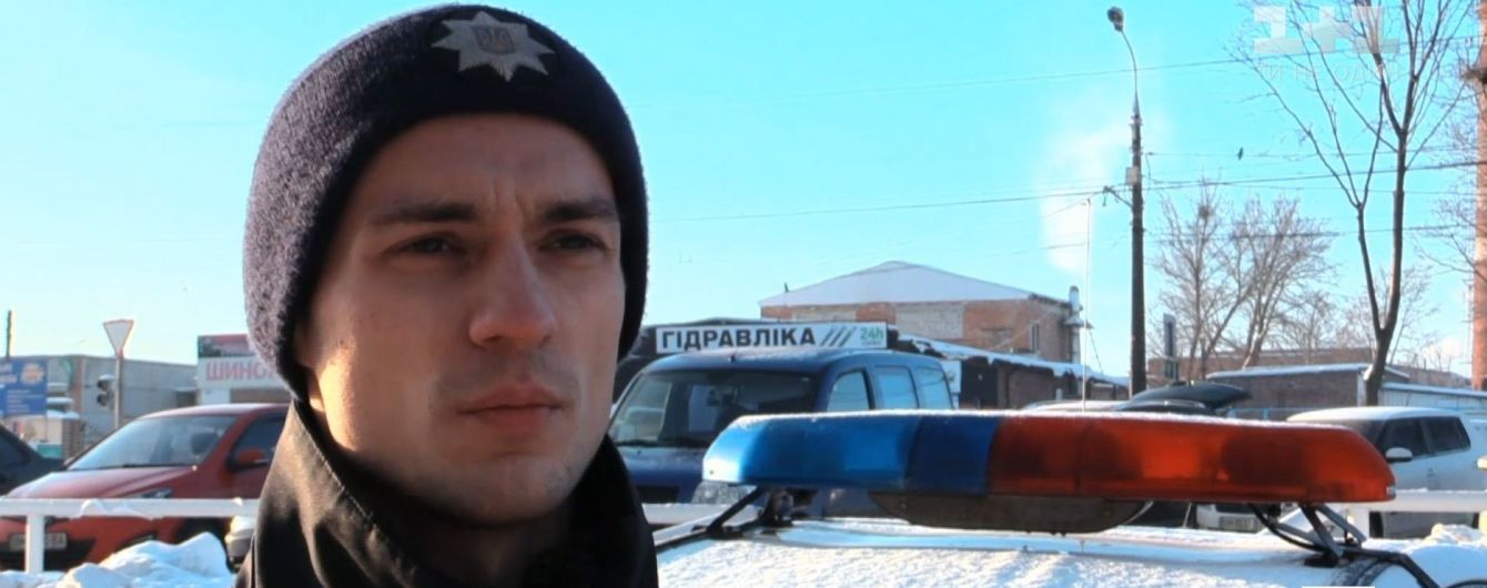 В Сумах годовалый ребенок едва не замерз насмерть, пока мать пьянствовала рядом