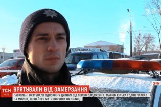 В Сумах годовалый ребенок едва не замерз насмерть, пока мать пьянствовала рядом