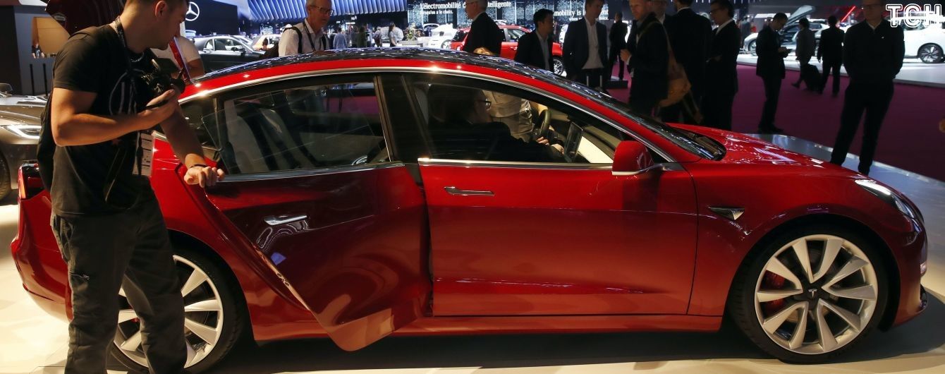 У Tesla звільняють співробітників, щоб збити ціну Model 3