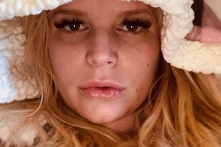 Выглядит жутко: беременная Джессика Симпсон показала свои отекшие ноги