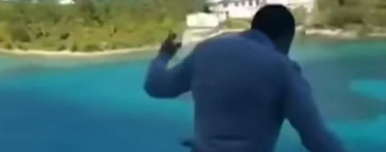 Мережа обурена відео із п’яним туристом, що стрибнув з величезного лайнера