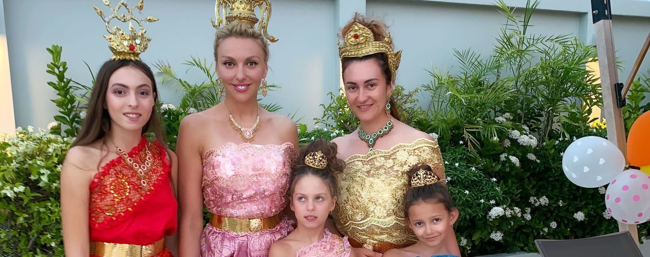 С короной на голове и цитируя Толстого: как Оля Полякова 35-летие праздновала
