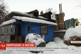 Поліцейські врятували чотирьох дітей із пожежі на Чернігівщині