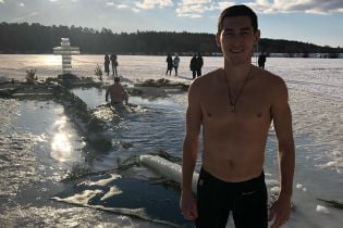 Безстрашні "моржі". Як українські спортсмени купалися на Водохреще