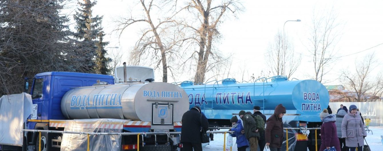 "Вода святіша, бо Томос": у Києві святу воду розвозили цистернами