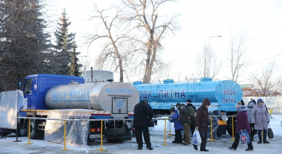 "Вода святіша, бо Томос": у Києві святу воду розвозили цистернами