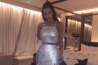 Блестящий образ: Ким Кардашьян в платье Versace позировала в собственной спальне