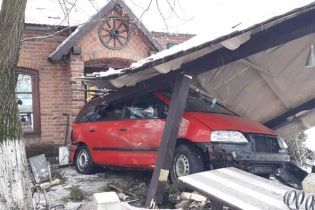 На Закарпатті Toyota зіткнулась із Volkswagen, відкинувши його у придорожнє кафе