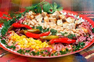 Теплий салат із квасолею та куркою