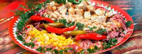 Теплый салат с фасолью и курицей