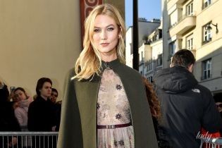 В прозрачном платье с вышивкой: Карли Клосс на модном показе Dior