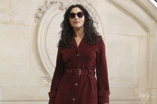 В бордовом платье и сапогах Christian Louboutin: Моника Беллуччи на Неделе высокой моды в Париже