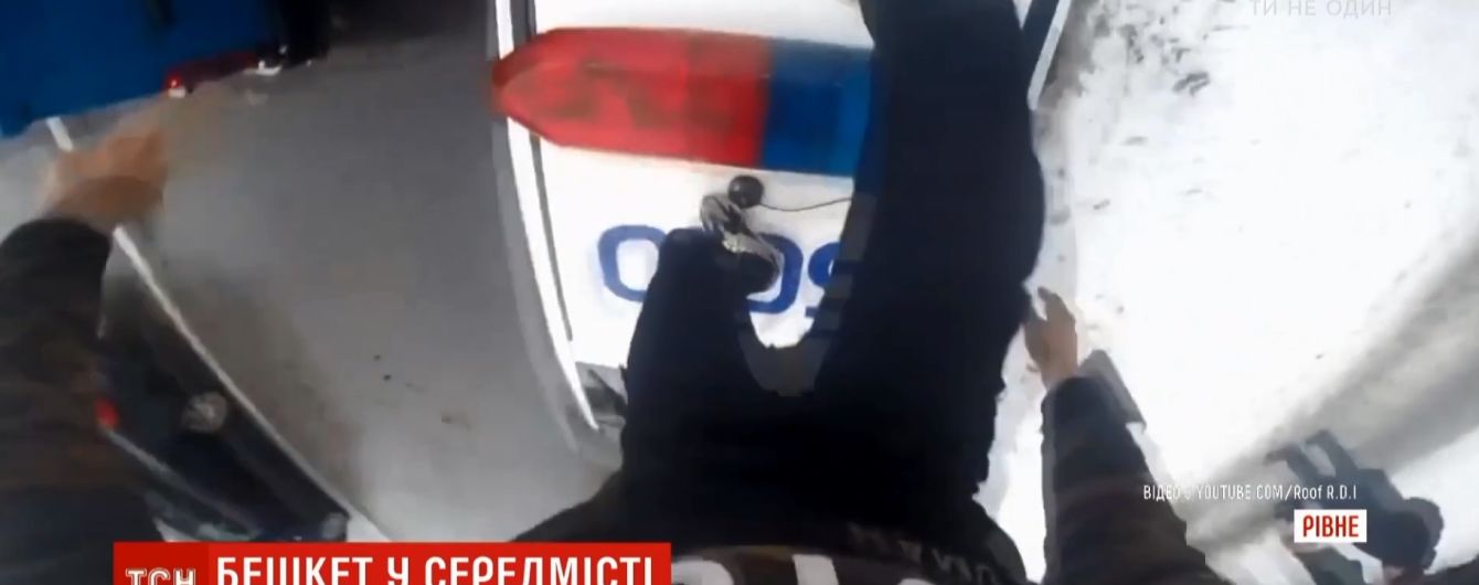 "Хуліганський челендж" у Рівному: парубок пробігся по машині копів і закликав повторити це