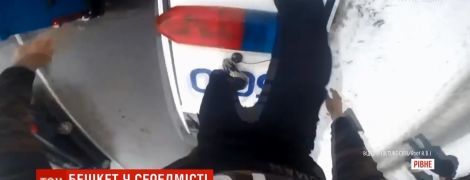 "Хуліганський челендж" у Рівному: парубок пробігся по машині копів і закликав повторити це