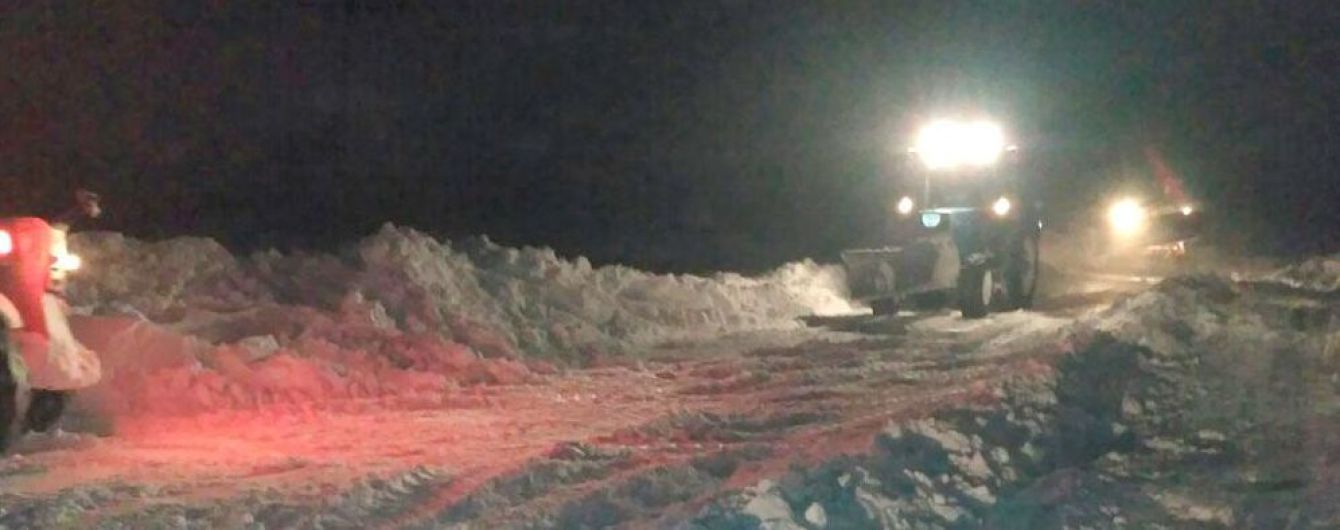 На "легендарной" из-за ужасного состояния трассе Кировоград-Николаев начал двигаться затор из 100 фур